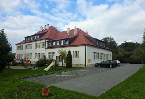 Nowy parking przy Szkole Podstawowej w Niedźwiedzy. Gmina Dębno