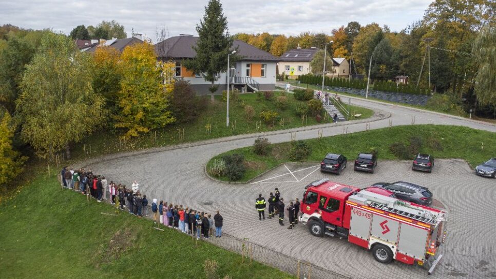 Strażacy w akcji! Próbna ewakuacja w szkołach w Sękowej oraz Siarach. Gmina Sekowa