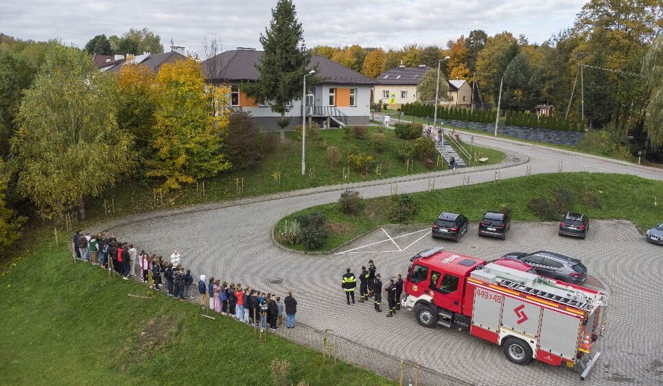 Strażacy w akcji! Próbna ewakuacja w szkołach w Sękowej oraz Siarach. Gmina Sekowa