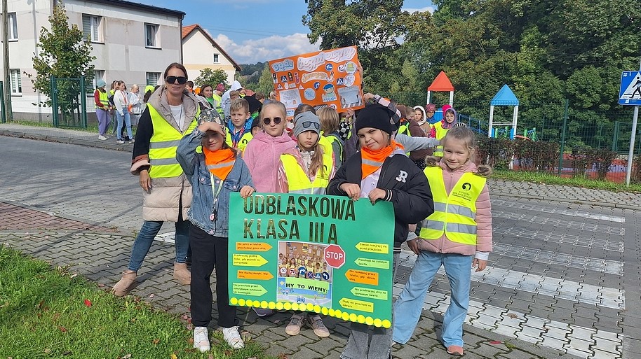 #DzielnicowyBliżejNas. Dzielnicowy z Kalwarii Zebrzydowskiej promuje bezpieczeństwo w ramach akcji „Odblaskowa szkoła”. Wadowice