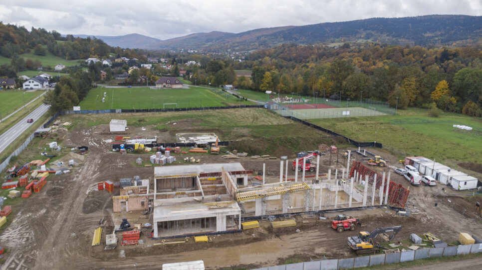 Budowa kąpieliska krytego w Sękowej wkracza w kolejny etap. Gmina Sekowa