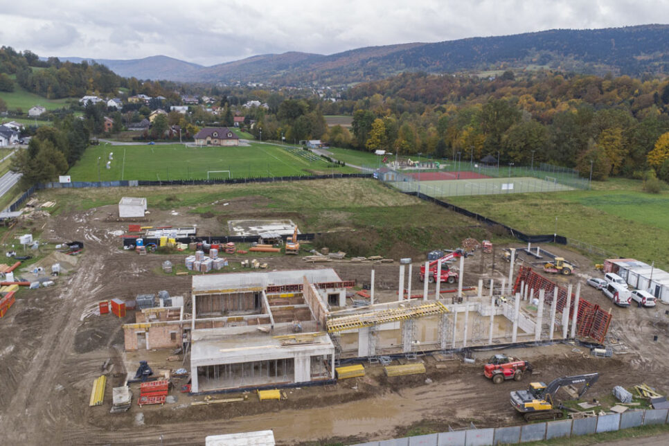 Budowa kąpieliska krytego w Sękowej wkracza w kolejny etap. Gmina Sekowa
