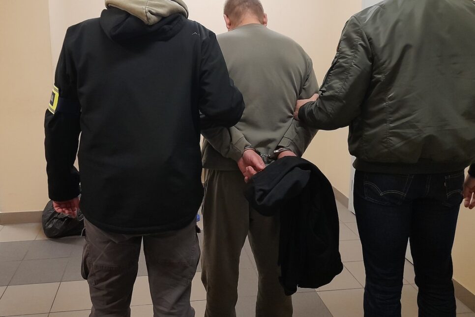 Gmina Brzeszcze. Poszukiwany usiłował wręczyć „łapówkę” policjantom z oświęcimskiej drogówki. Oświęcim