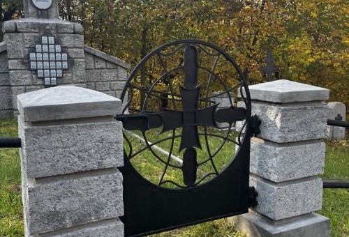 Historyczne ogrodzenie odzyskało dawny blask! Zakończono remont cmentarza wojennego w Dołach. Gmina Dębno