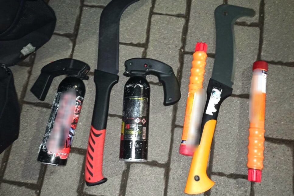 Niebezpieczne przedmioty zabezpieczone przez policjantów podczas imprezy sportowej. Wadowice