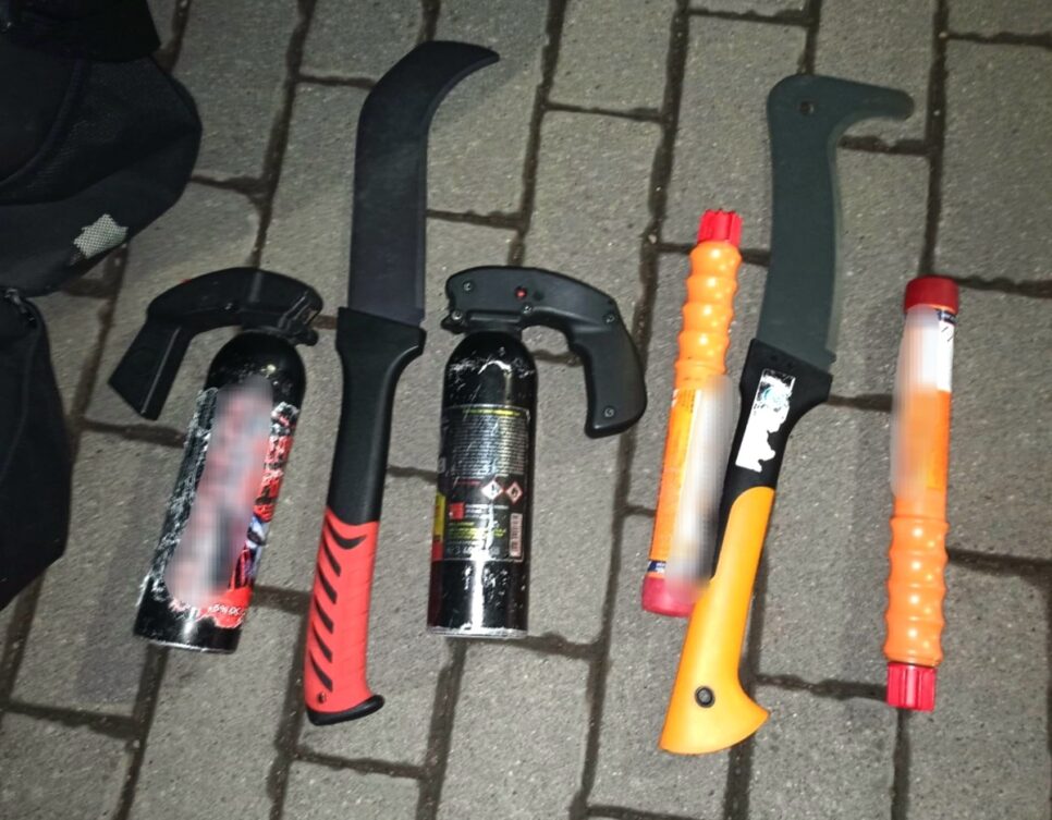 Niebezpieczne przedmioty zabezpieczone przez policjantów podczas imprezy sportowej. Wadowice