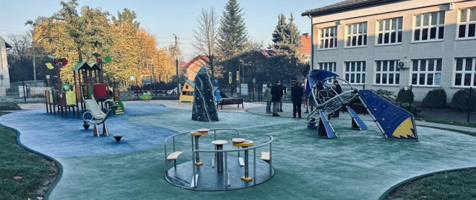 Odbiór prac modernizacyjnych placu zabaw przy Zespole Szkół nr 1 w Kalwarii Zebrzydowskiej. Kalwaria Zebrzydowska