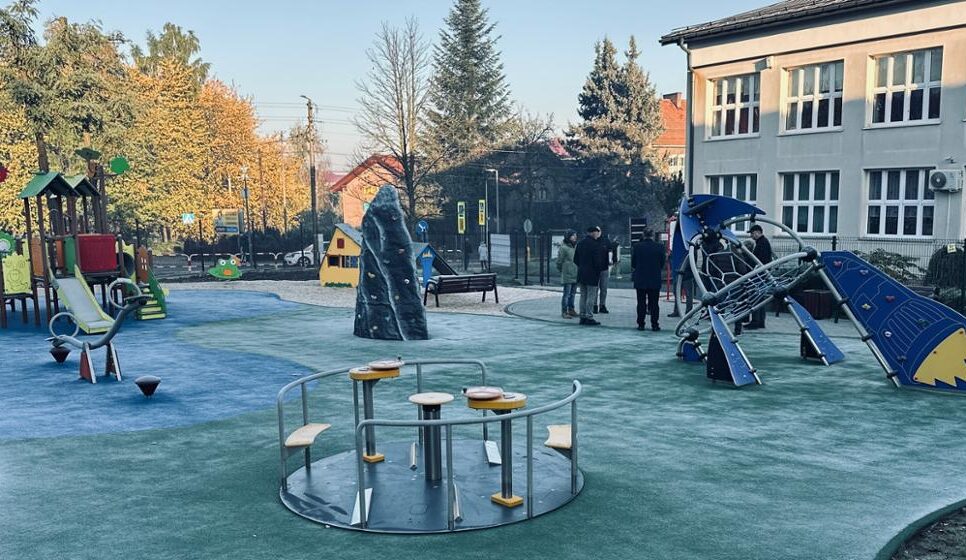 Odbiór prac modernizacyjnych placu zabaw przy Zespole Szkół nr 1 w Kalwarii Zebrzydowskiej. Kalwaria Zebrzydowska