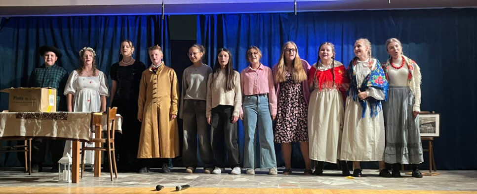 Spektakl ROPA SZEPTANA pełen emocji i młodzieżowej energii!. Gmina Ropa