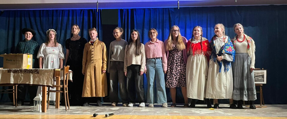 Spektakl ROPA SZEPTANA pełen emocji i młodzieżowej energii!. Gmina Ropa