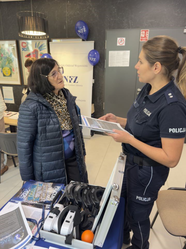 Policjanci z Nowego Targu ostrzegali seniorów przed oszustami podczas Nowotarskich Dni Seniora. Nowy Targ