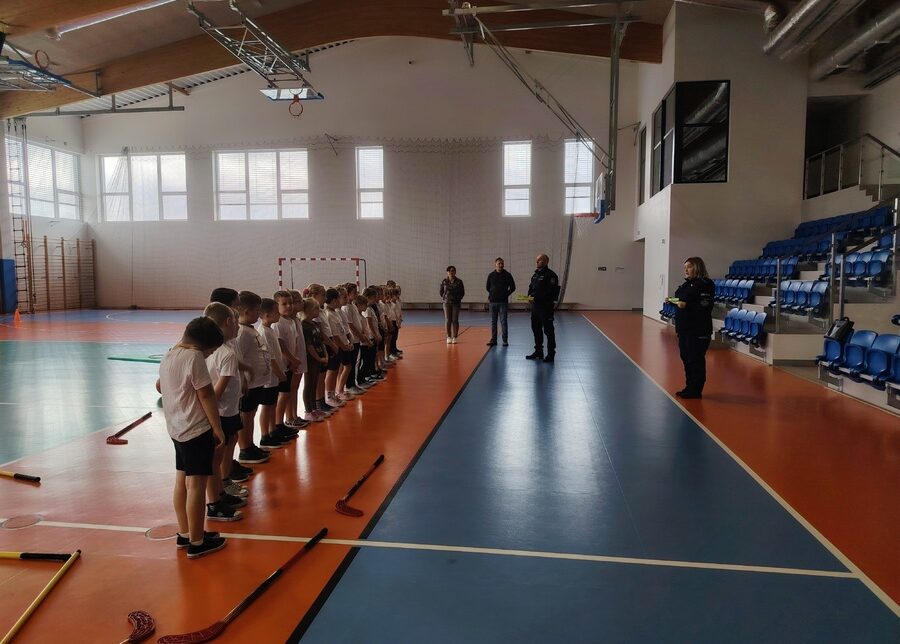 „#DzielnicowyBliżejNas”. Odblaski dla najmłodszych. Proszowice