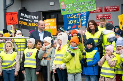 Happening uczniów Zespołu Szkolno-Przedszkolnego w Spytkowicach w ramach akcji „Odblaskowa Szkoła”. Spytkowice