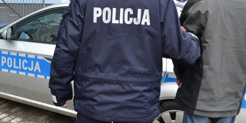 Gmina Brzeszcze. Nietrzeźwy kierowca okazał się poszukiwanym przestępcą drogowym. Wpadł w ręce dzielnicowych.. Oświęcim