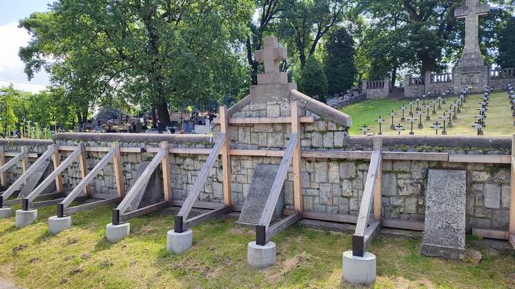 Trwają prace budowlane i konserwatorskie przy wojennej nekropolii na cmentarzu komunalnym w Bochni. Bochnia