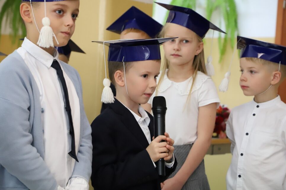 Pasowanie – wyjątkowy dzień pierwszoklasistów ze Szkoły Podstawowej nr 1 w Męcinie. Gmina Limanowa