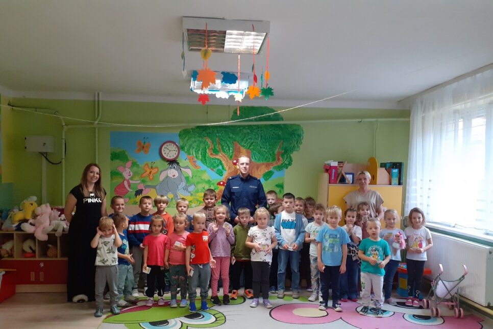 #DzielnicowyBliżejNas. Policjanci w odwiedzinach u przedszkolaków. Miechów