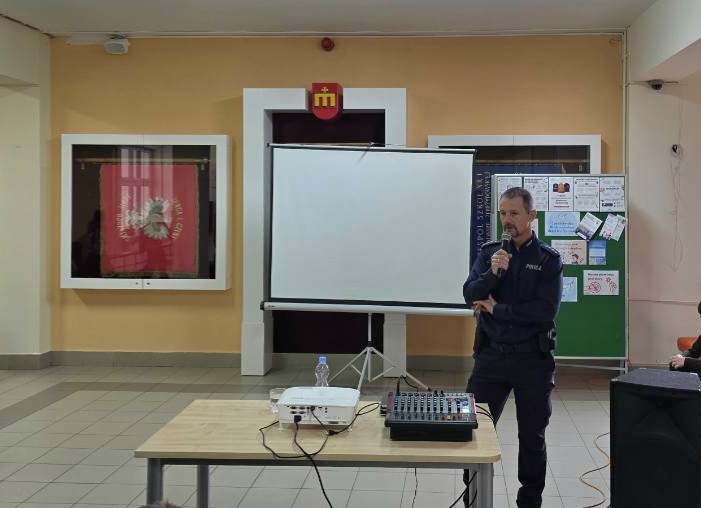 Prawo, hejt, przemoc rówieśnicza – edukacyjne spotkanie z policjantem w Kalwarii Zebrzydowskiej  . Wadowice