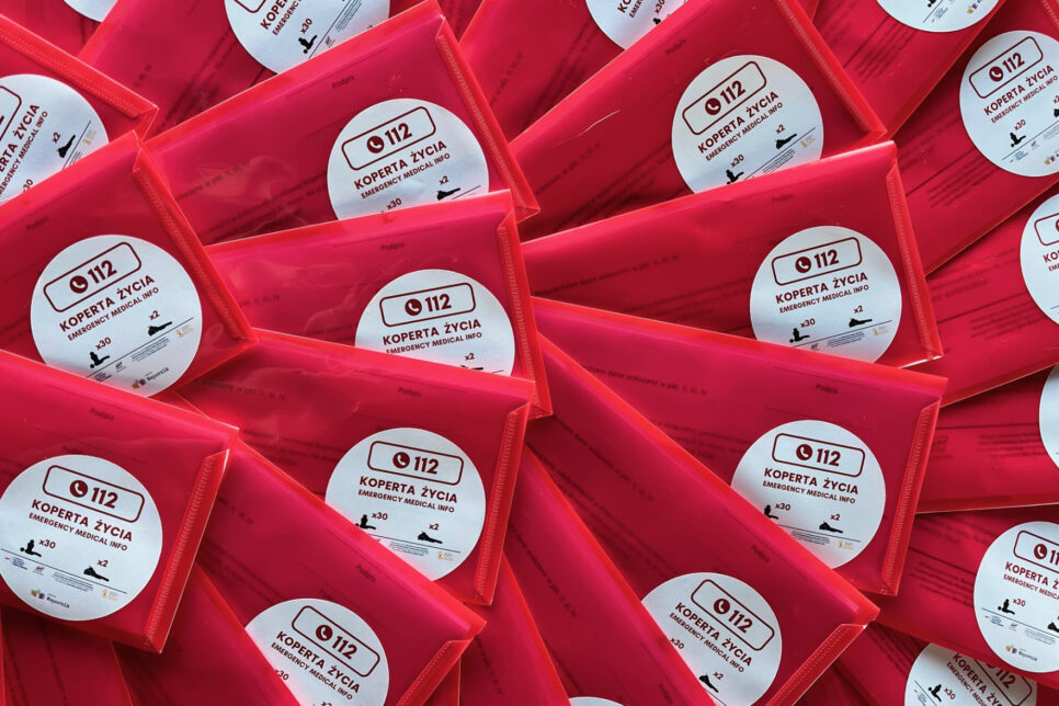 Fundacja Wspornik zwiększa bezpieczeństwo mieszkańców powiatu – dystrybucja „Kopert Życia”. Bochnia