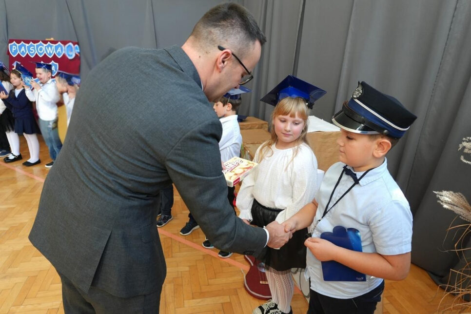 Pasowanie pierwszoklasistów w Szkole Podstawowej im. Władysława Długosza w Siarach. Gmina Sekowa