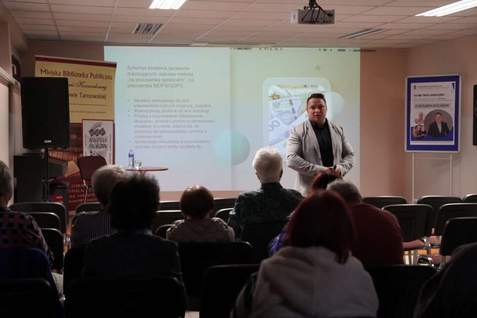 Dąbrowscy seniorzy coraz odporniejsi na legendy oszustów – MBP w Dąbrowie Tarnowskiej. Gmina Dąbrowa Tarnowska