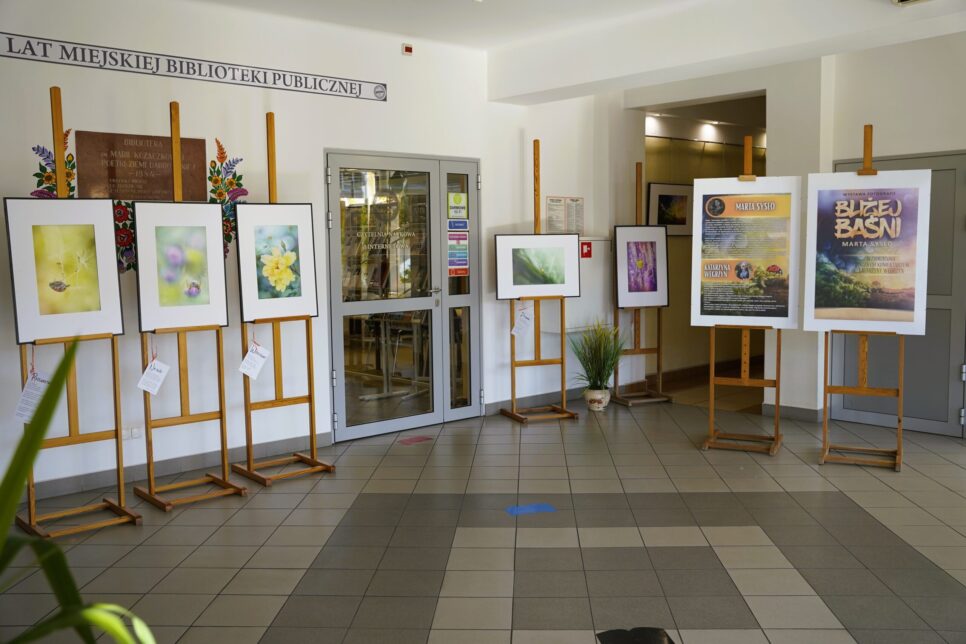 „BLIŻEJ BAŚNI” – WYSTAWA FOTOGRAFII MARTY SYSŁO W MAGICZNYM DIALOGU Z LIRYKĄ KATARZYNY WĘGRZYN. Gmina Dąbrowa Tarnowska