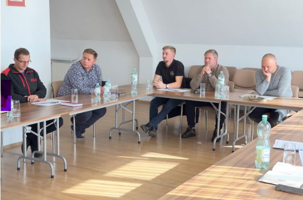 Debata ewaluacyjna dotycząca bezpieczeństwa osób korzystających ze ścieżki rowerowej wokół Jeziora Czorsztyńskiego. Nowy Targ