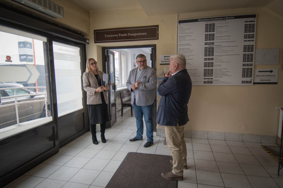 Winda ułatwi dostęp osobom z niepełnosprawnościami do Starostwa Powiatowego. Bochnia