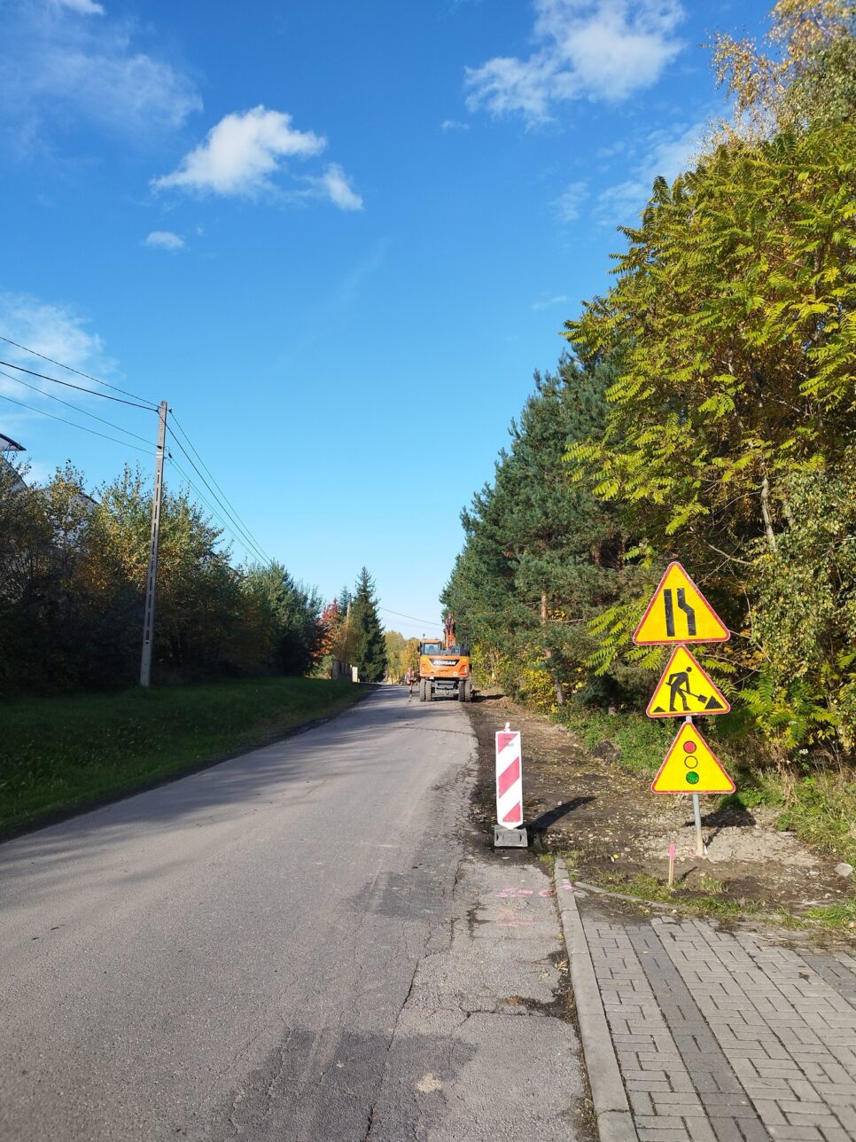 Rozpoczęła się rozbudowa drogi powiatowej w Leszczynie. Gmina Trzciana
