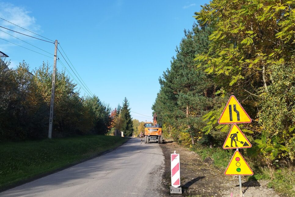 Rozpoczęła się rozbudowa drogi powiatowej w Leszczynie. Gmina Trzciana