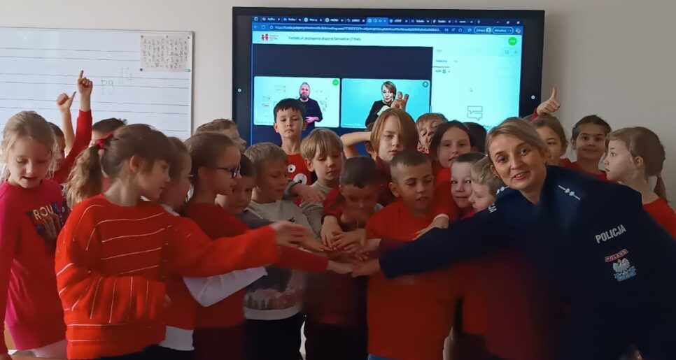 Policjanci Komendy Powiatowej Policji w Krakowie spotkali się z uczniami w ramach ogólnopolskiej akcji „Dzieciństwo bez przemocy”. Kraków
