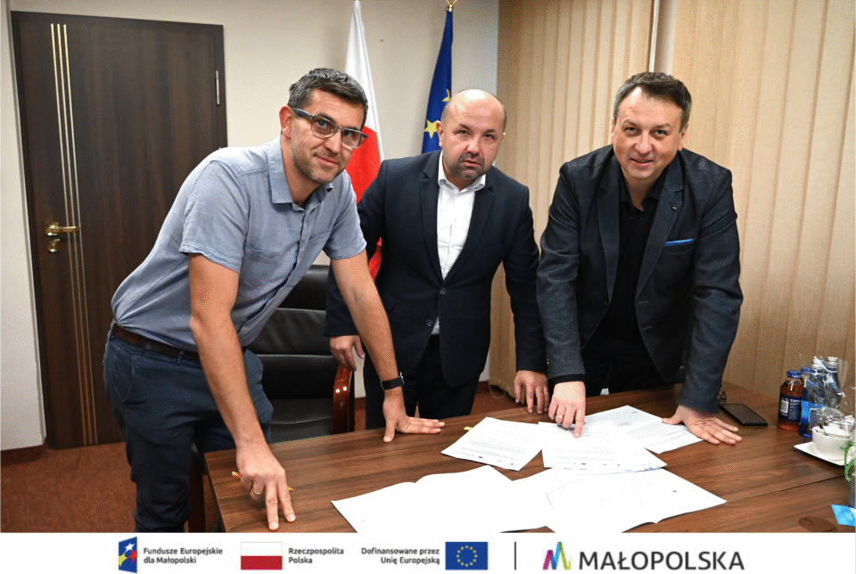 Uroczyste przekazanie umowy o dofinansowanie ważnej inwestycji. Gmina Rzezawa