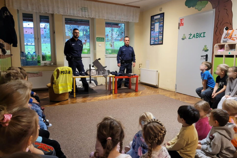 #DzielnicowyBlizejNas  Dzielnicowi z wizytą u bocheńskich przedszkolaków. Bochnia