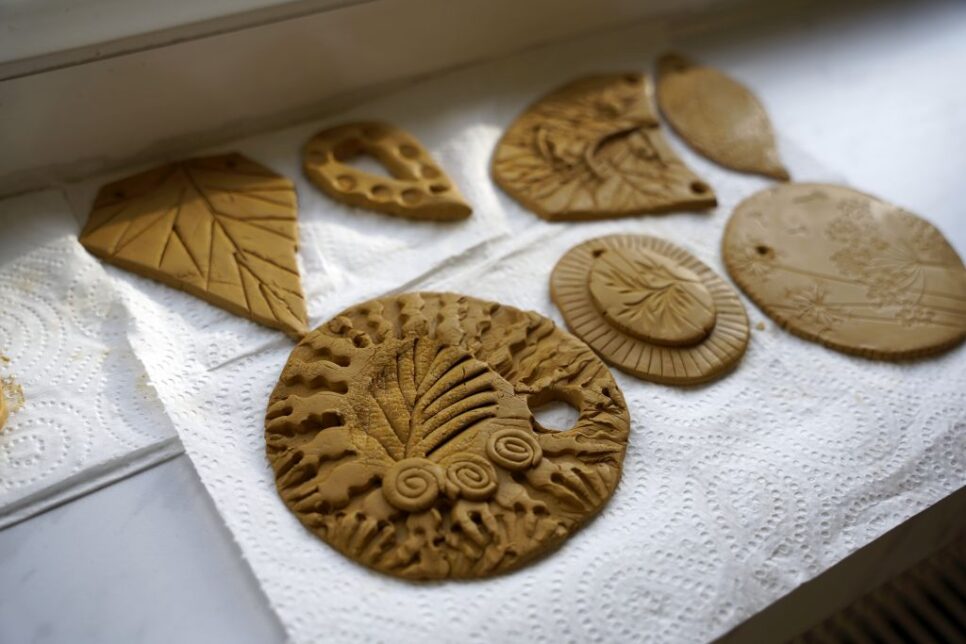 „Ogień i glina. Ceramika wczesnopiastowska” – warsztaty artystyczne dla seniorów w MBP. Gmina Dąbrowa Tarnowska