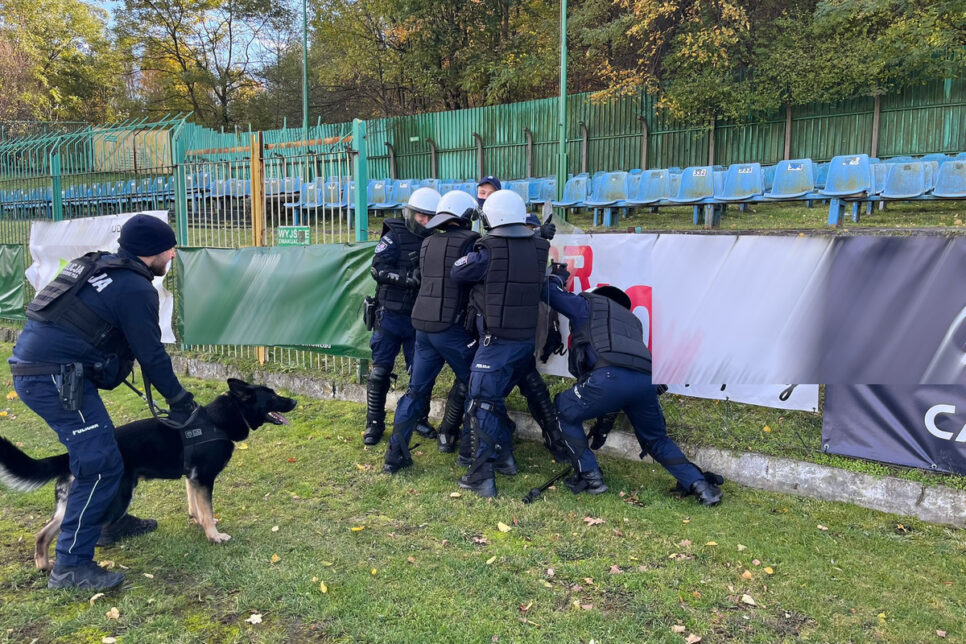 Policyjne ćwiczenia pododdziałów zwartych w Brzesku. Brzesko