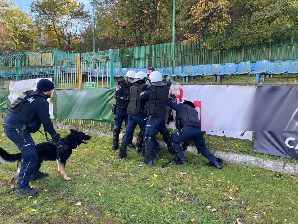 Policyjne ćwiczenia pododdziałów zwartych w Brzesku. Brzesko