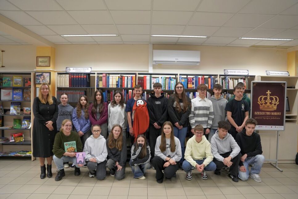 Warsztat edukacyjny dla młodzieży „1000 lat Korony Polskiej” w MBP w Dąbrowie Tarnowskiej. Gmina Dąbrowa Tarnowska