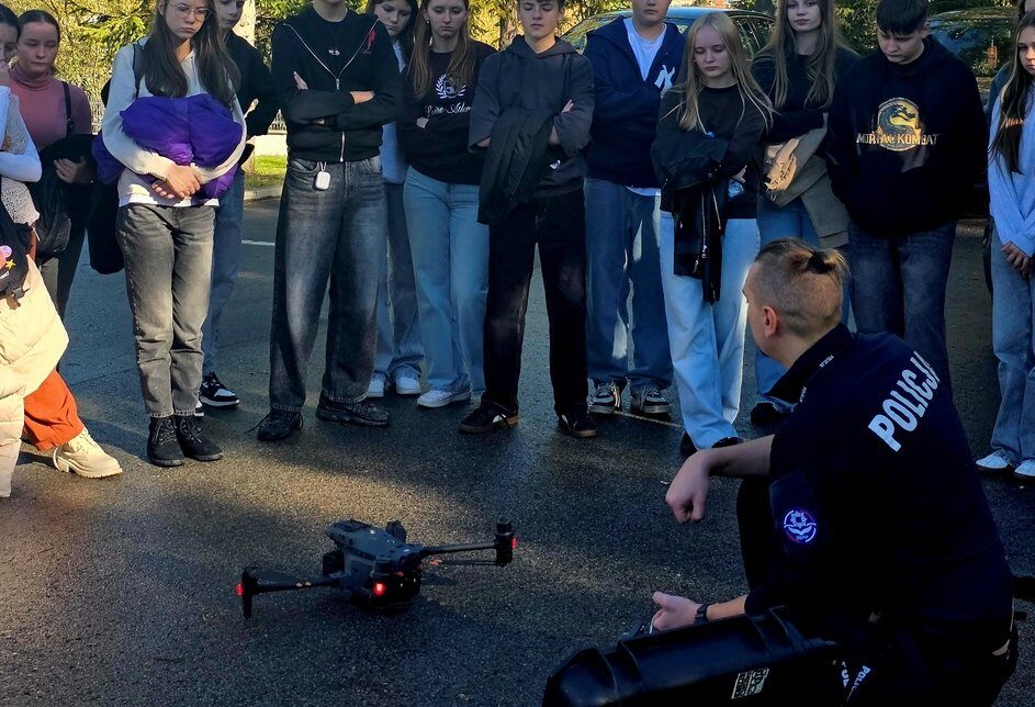 Młodzież z Pisarzowej w Komendzie Powiatowej Policji w Limanowej. Limanowa