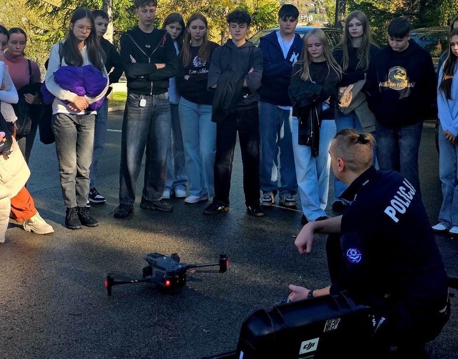 Młodzież z Pisarzowej w Komendzie Powiatowej Policji w Limanowej. Limanowa
