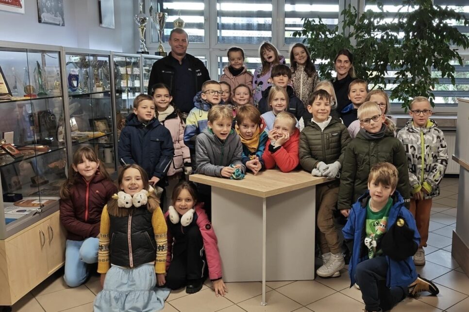Uczniowie z „Jedynki” w odwiedzinach u nowotarskich policjantów. Nowy Targ