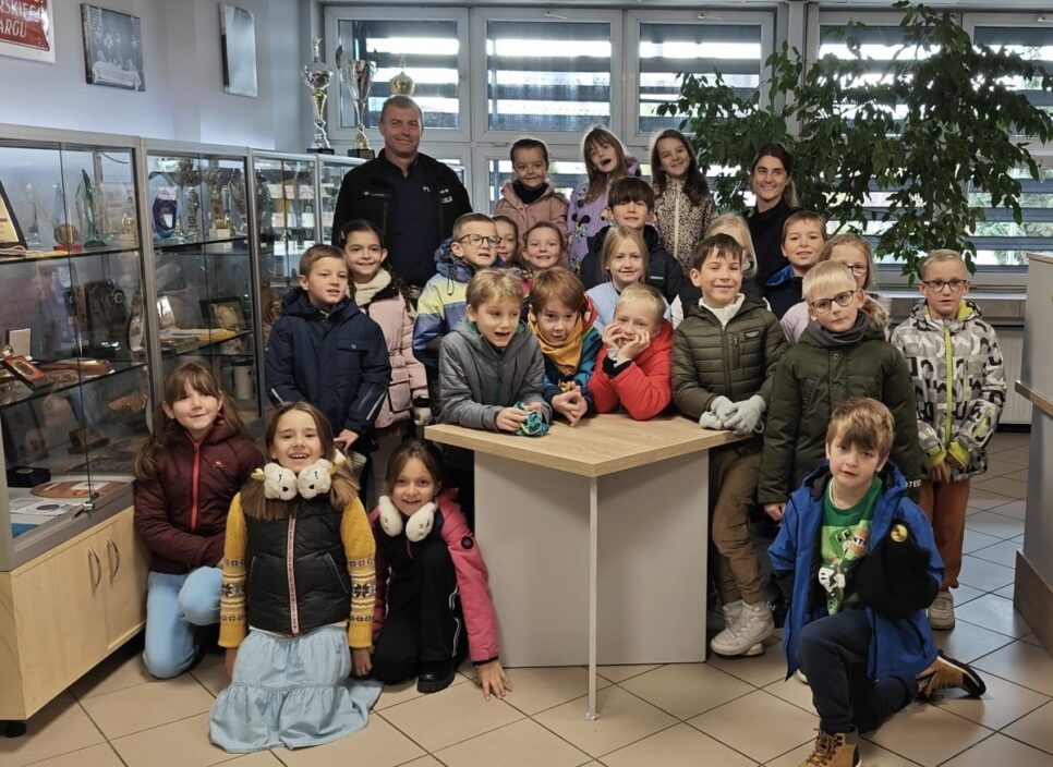 Uczniowie z „Jedynki” w odwiedzinach u nowotarskich policjantów. Nowy Targ