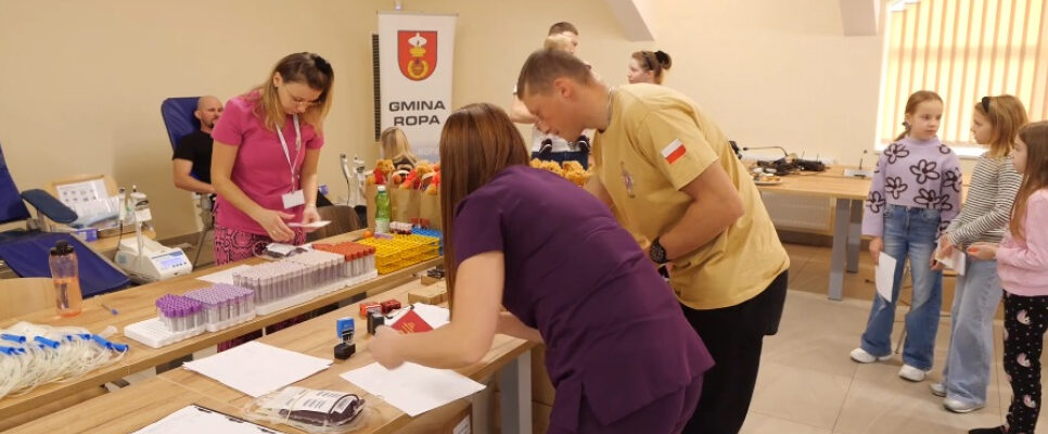 W Ropie honorowo oddawali krew z „Odblaskową Szkołą”. Gmina Ropa