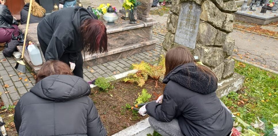 Przygotowania do 25. kwesty na Cmentarzu Komunalnym w Andrychowie. Andrychów