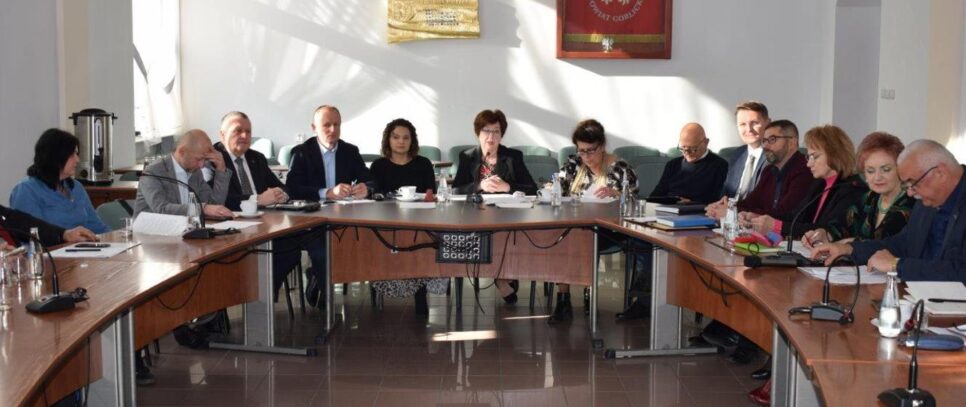 Posiedzenie Komisji Edukacji, Kultury, Sportu i Promocji Powiatu z udziałem wszystkich dyrektorów szkół i placówek oświatowych prowadzonych przez powiat gorlicki.. Gorlice