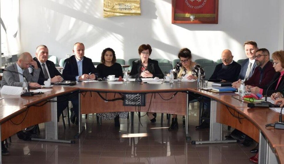Posiedzenie Komisji Edukacji, Kultury, Sportu i Promocji Powiatu z udziałem wszystkich dyrektorów szkół i placówek oświatowych prowadzonych przez powiat gorlicki.. Gorlice