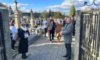 Kwesta na cmentarzu parafialnym w Sękowej. Gmina Sekowa