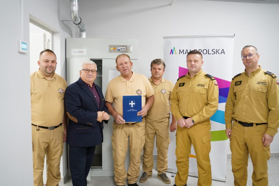 Nowa szafa susząca dla OSP Nieczajna Górna – inwestycja w bezpieczeństwo i komfort strażaków. Gmina Dąbrowa Tarnowska