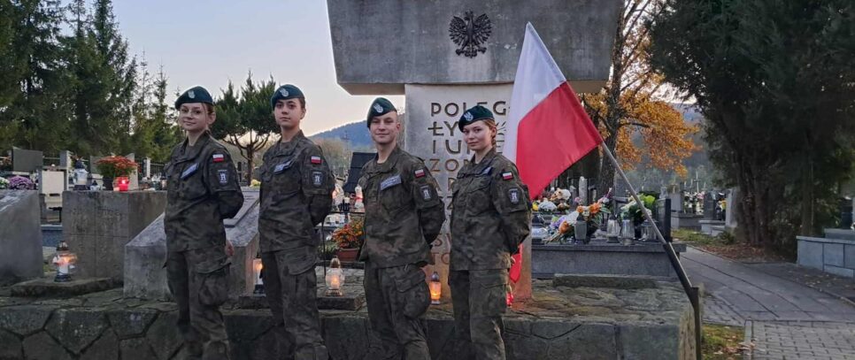 Strzelcy na grobach żołnierskich. Gmina Tymbark