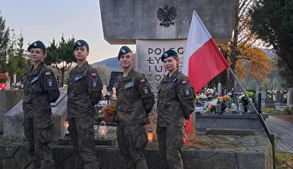 Strzelcy na grobach żołnierskich. Gmina Tymbark