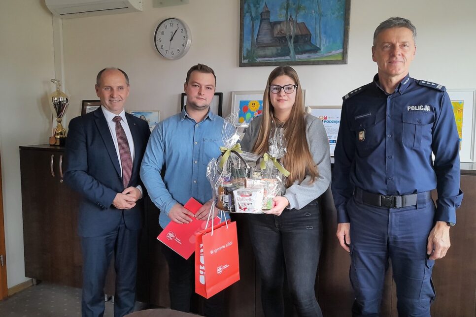 Oświęcim. Wójt Gminy Oświęcim oraz Komendant Powiatowy Policji w Oświęcimiu wręczyli podziękowania za wzorową postawę obywatelską. Oświęcim